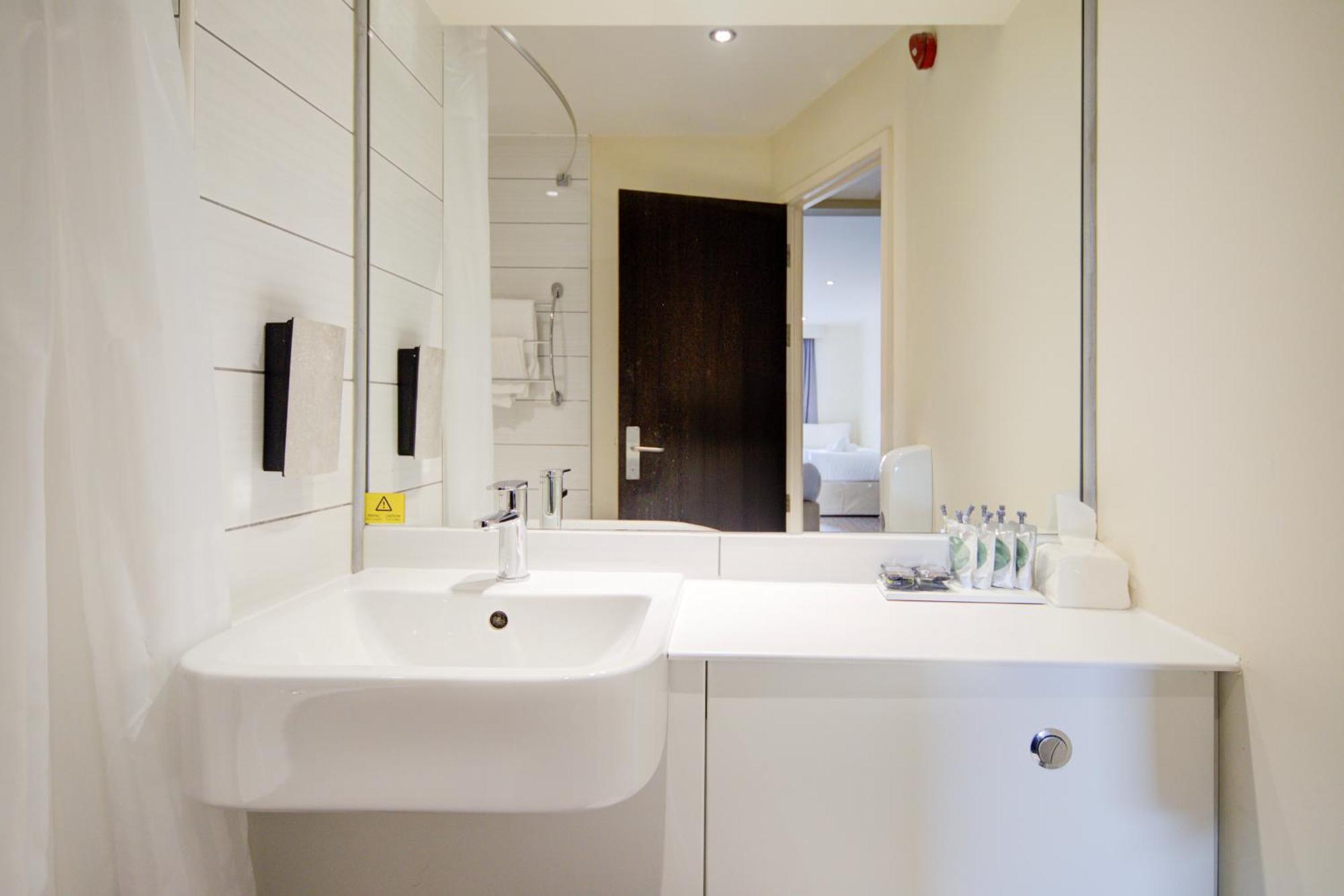 Belvilla Newport City Centre Hotel - Lifestyle Экстерьер фото