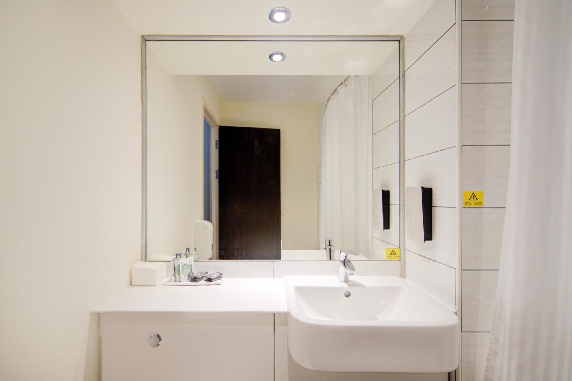 Belvilla Newport City Centre Hotel - Lifestyle Экстерьер фото